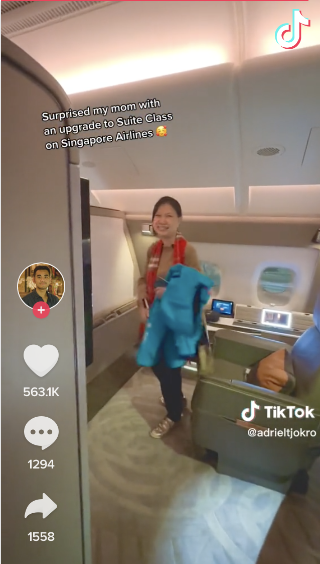 媽媽沒料到能獨享頭等艙的空間和服務，忍不住笑了出來。