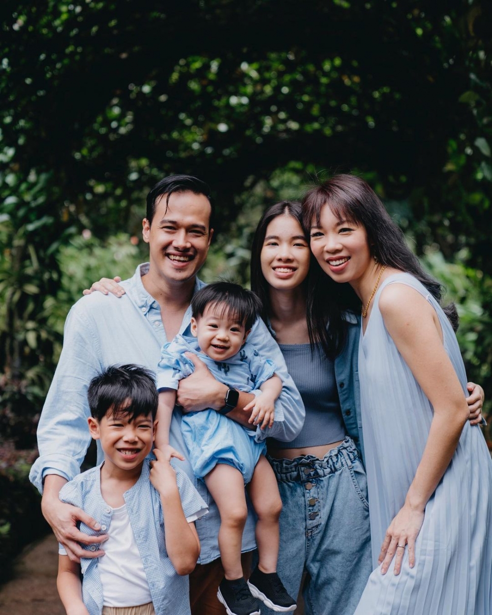 新加坡歌手鄭雪梅和丈夫育有1女2子。