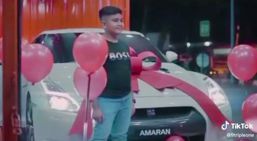 10歲男童收到父母大手筆準備的白色跑車