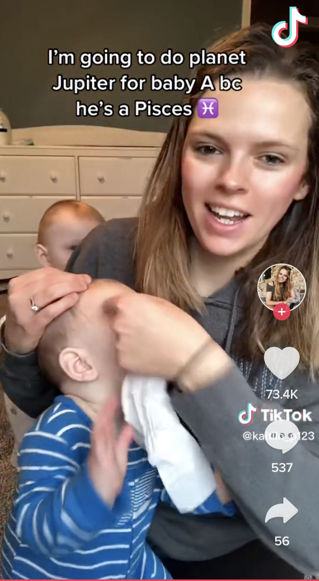 Jennifer心情似乎沒有受影響，興致勃勃為仔仔貼上紋身貼紙。