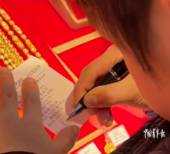 小朋友亦很滿足地在收據上簽名，畫面相當可愛。