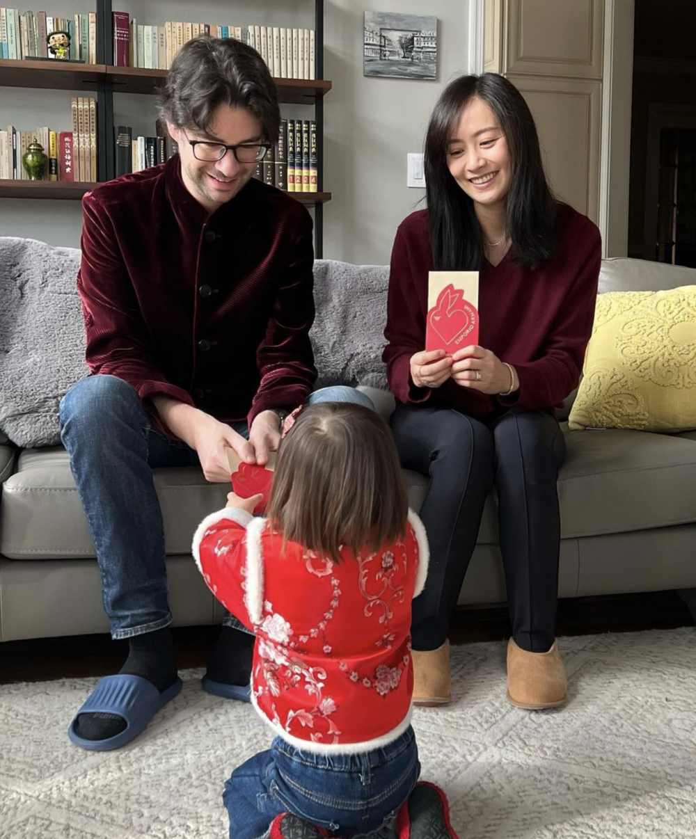 日前陳法拉上載一張新年女兒逗利是的照片，竟然引來熱話。