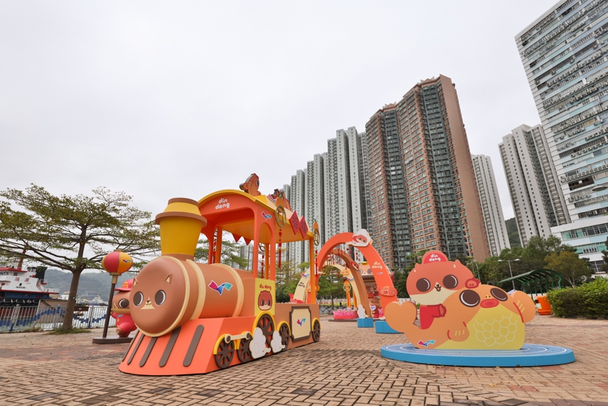 荃灣有癲噹新年花車巡遊。