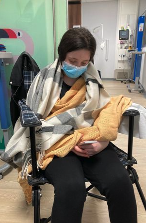 原本女兒的化療只需1年，但她的腦部出血和感染帶狀皰疹而被迫延長