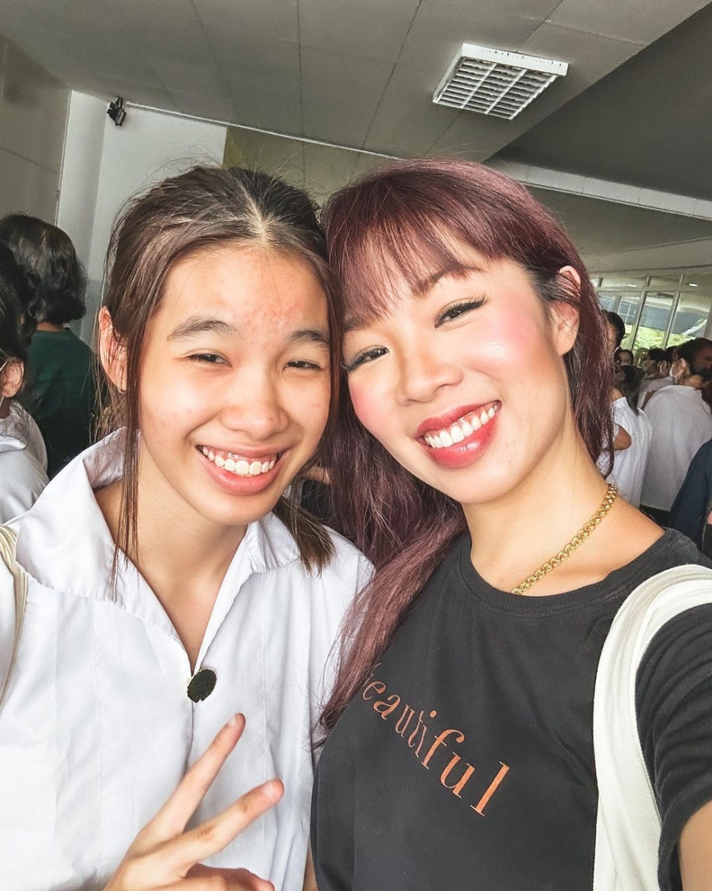 日前鄭媽媽陪同女兒返校領取成績。