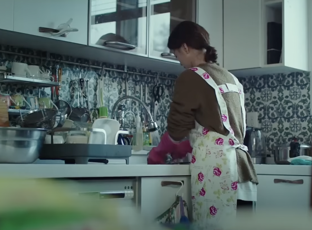 由於第一年她包辦洗碗工作，結果往後每年都一個人清洗全家碗筷。