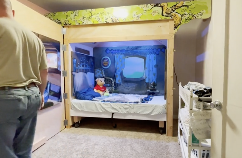 房中的外牆上畫上了小熊維尼與他的朋友,以及中間有個小小的木門,打開後是一張特製的孩童小床