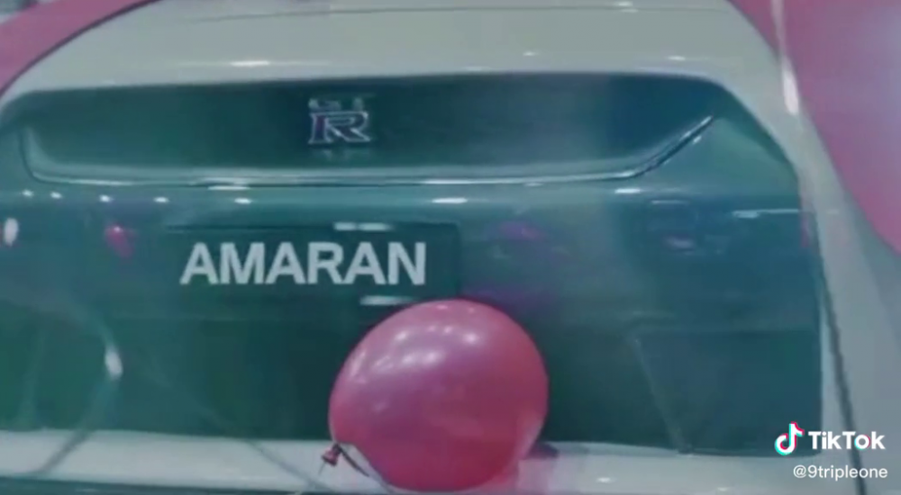 車牌還印有Amaran字眼，估計是男童的名字