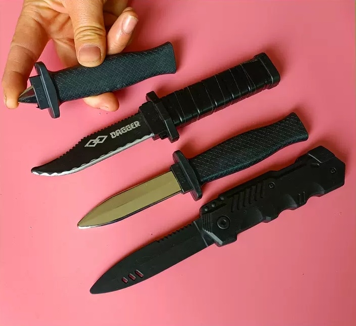 該玩具刀做法精緻,和真刀非常相似。