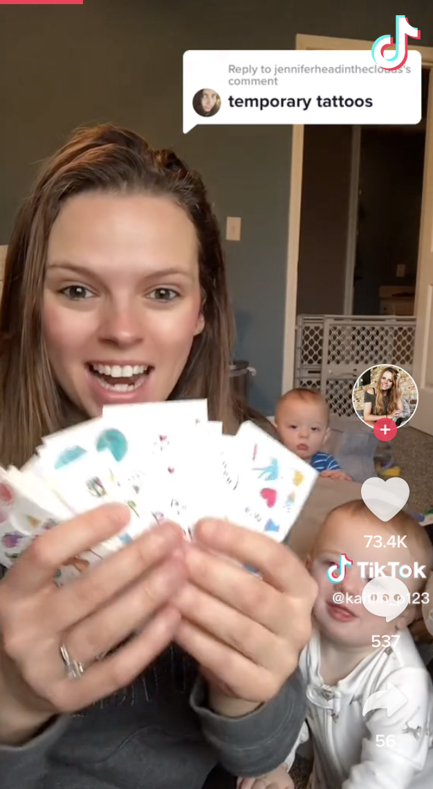 Jennifer為寶寶買了一堆紋身貼紙，代替真紋身。