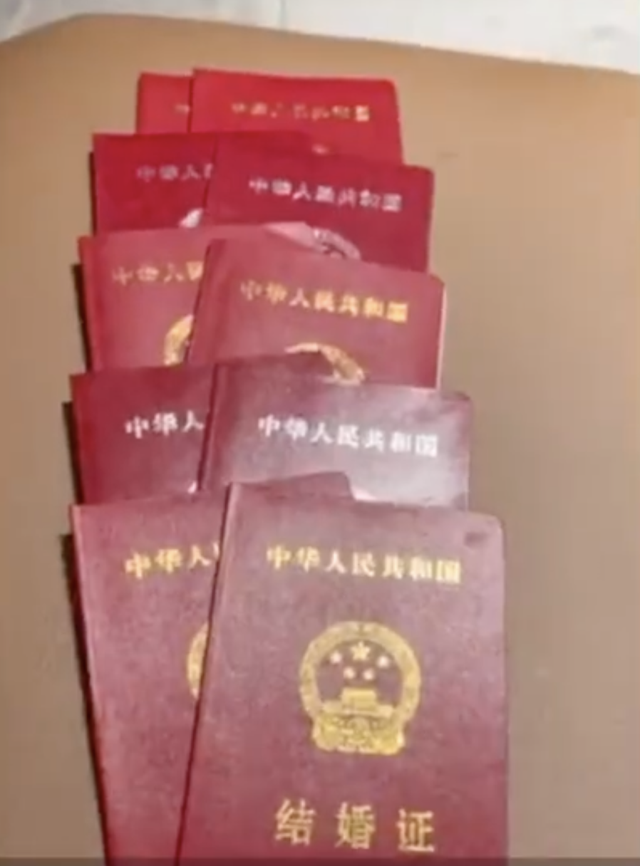 陳女展示多本結婚證和離婚證。