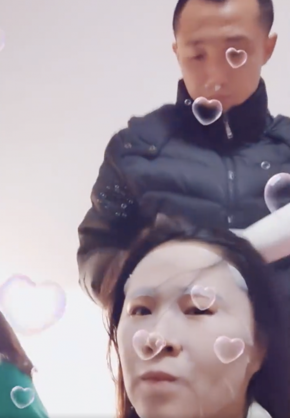 影片所見人妻的老公為她吹乾頭髮。