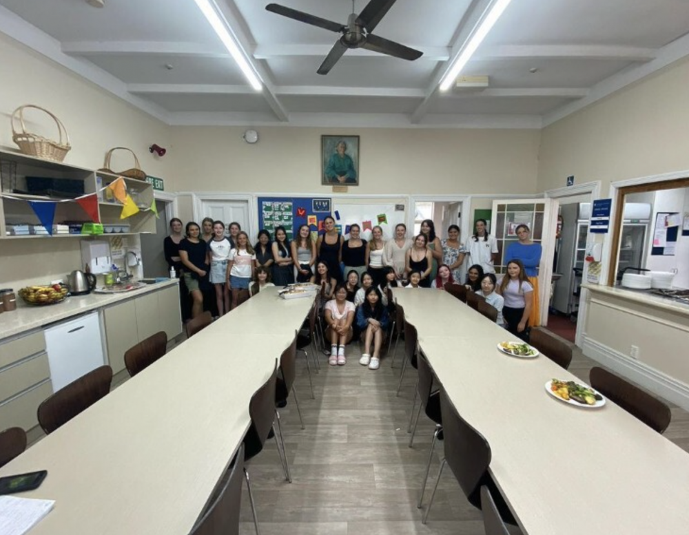 學校迎新日上，姚焯菲與同學合影。