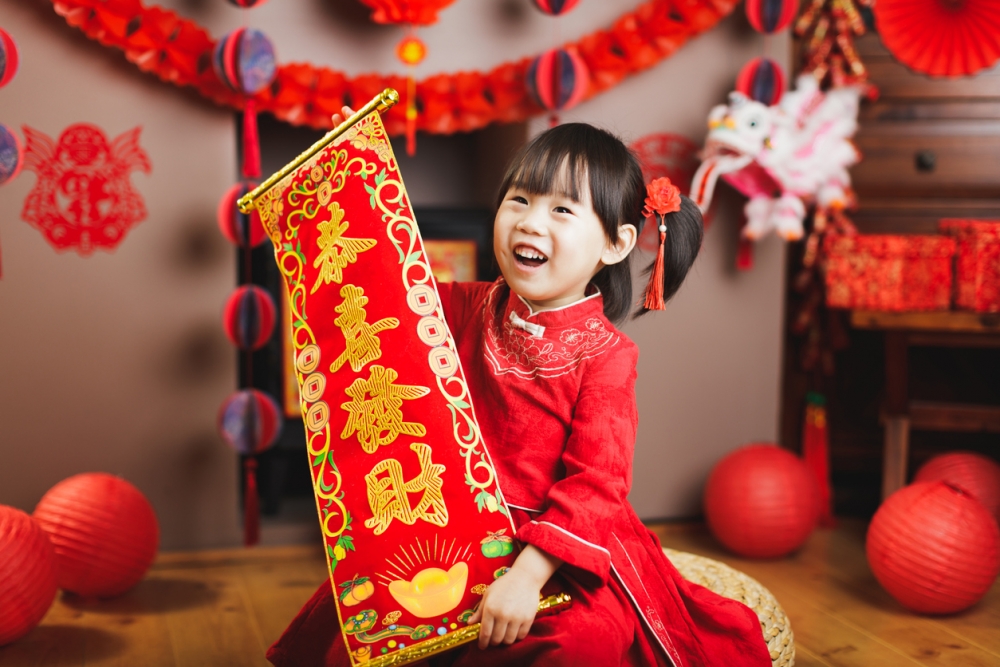 【貼揮春】過年全家人一齊貼揮春 一文睇清小朋友必知宜忌 揮春要貼幾多張？屋企大門「福」字咪亂貼！ | MamiDaily 親子日常