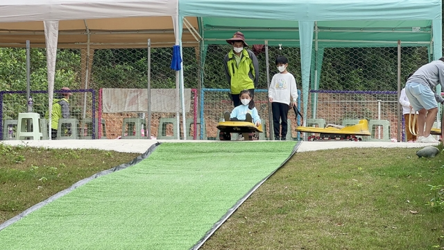 28米長的滑草道