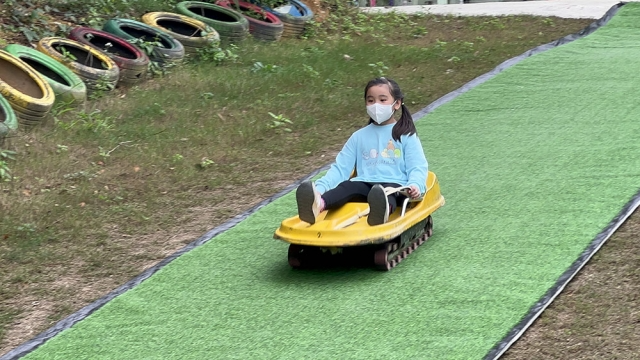 玩完一次，馬上就再排隊再玩