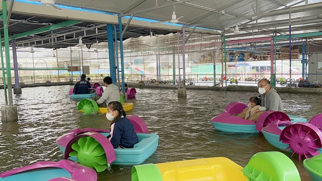 大啲嘅小朋友可以自己一架船