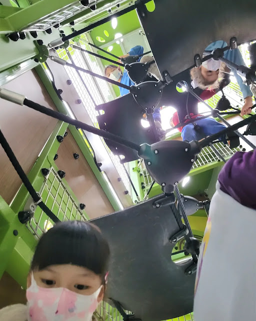 需爬繩網，適合大少少嘅小朋友玩