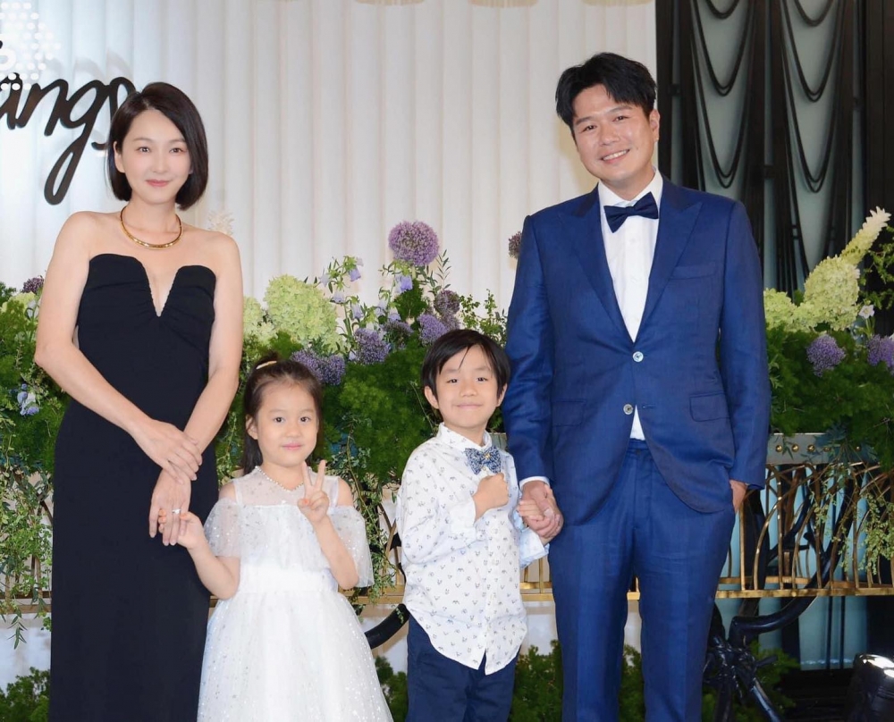 李易與妻子六月結婚已逾10年，並育有一子一女