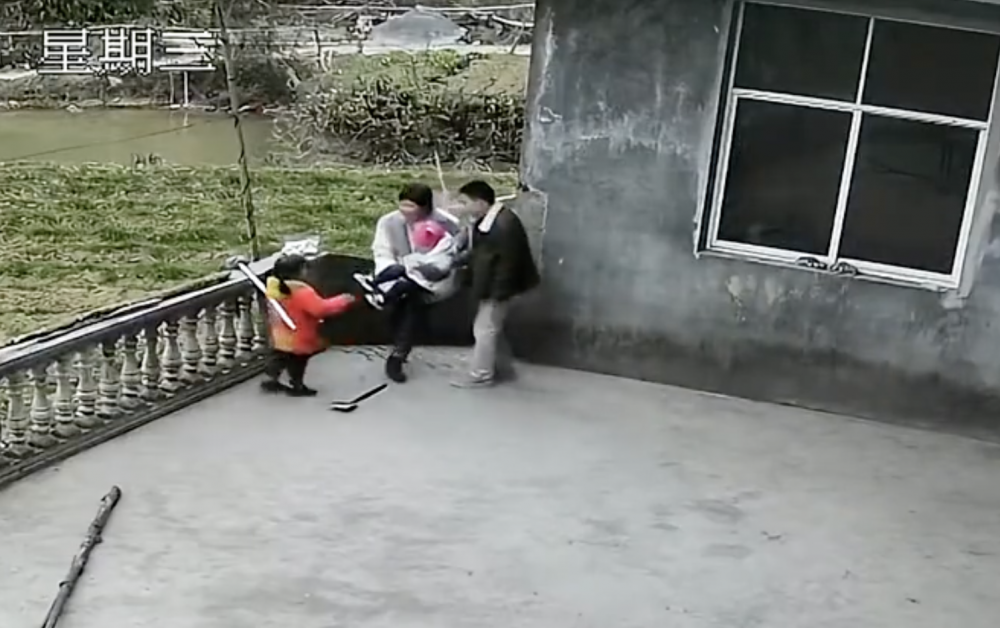 媽媽抱著妹妹，詢問姐姐是否推了妹妹。