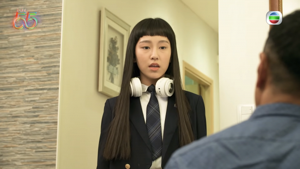 對於父親的行為她曾經試過反映和溝通，但每次均受到指責，並要求她不要嘈和對她反白眼。