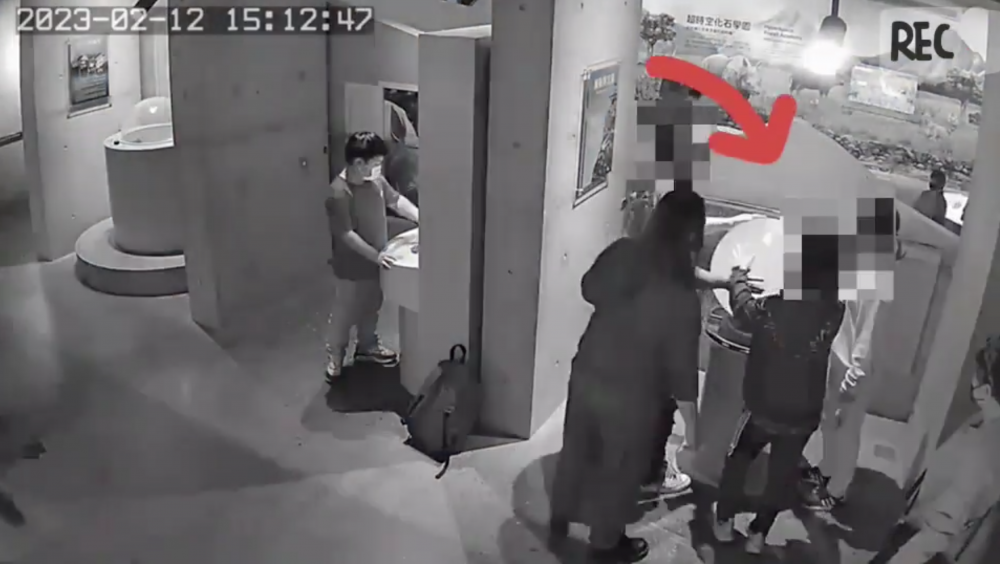 男子與兒子疑似不守規矩,大力搖晃展品。