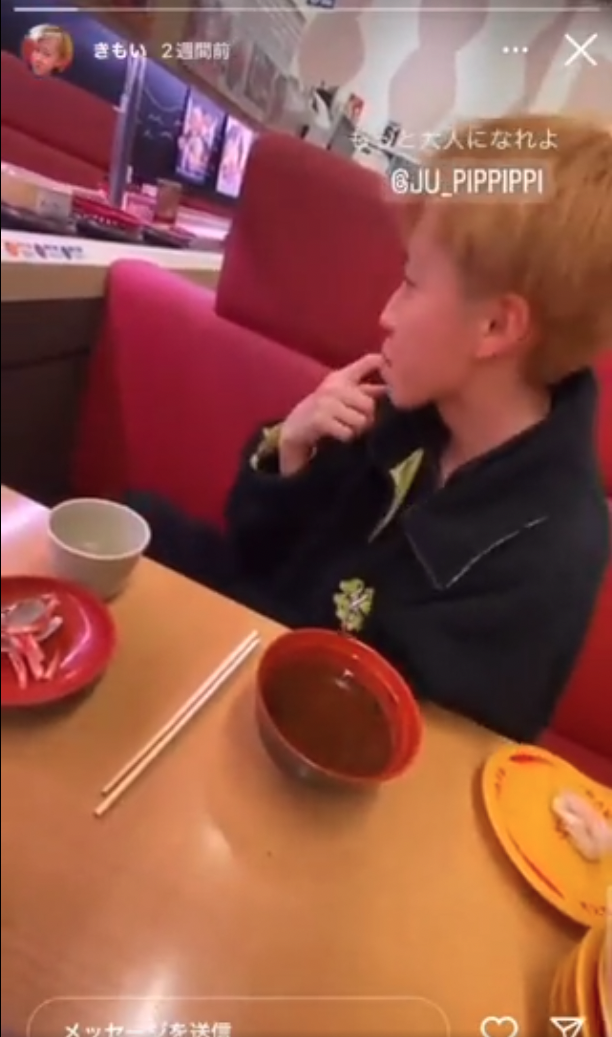 期間不斷將右手食指放在嘴中