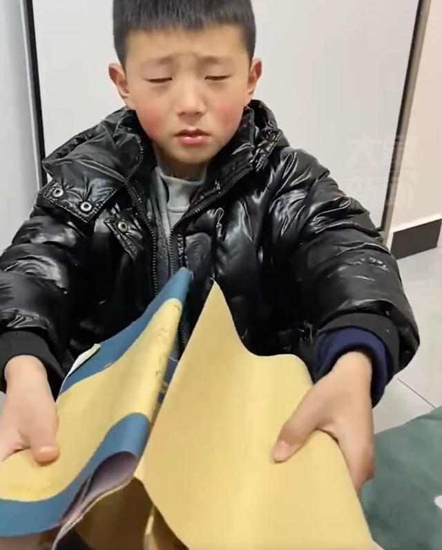 兒子滿臉委屈，請求媽媽替他完成功課