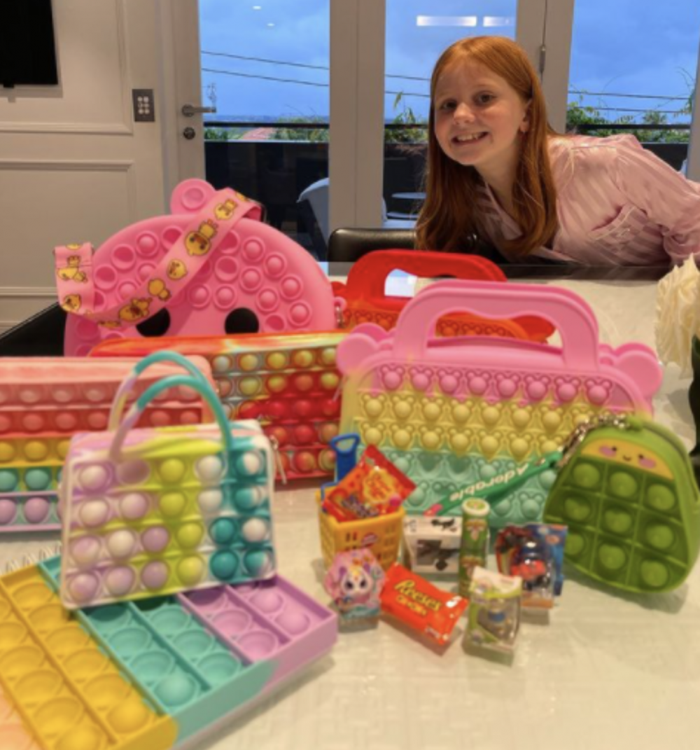 Pixie和她構思的玩具「Pop It」。