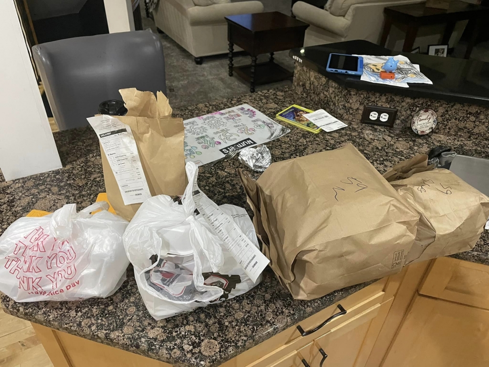 一大堆食物持續送上門,Keith只好請鄰居一起解決。