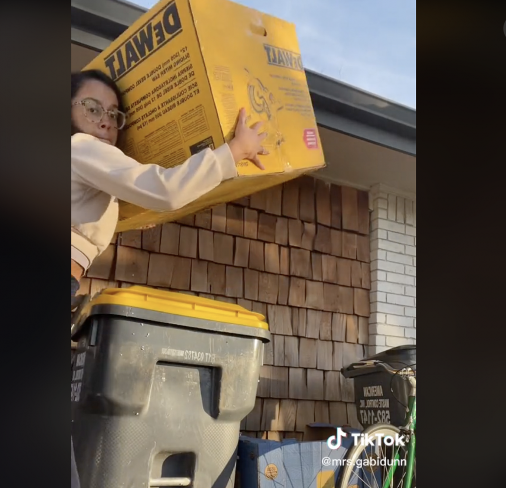 媽媽找來一個大紙箱準備做實驗。