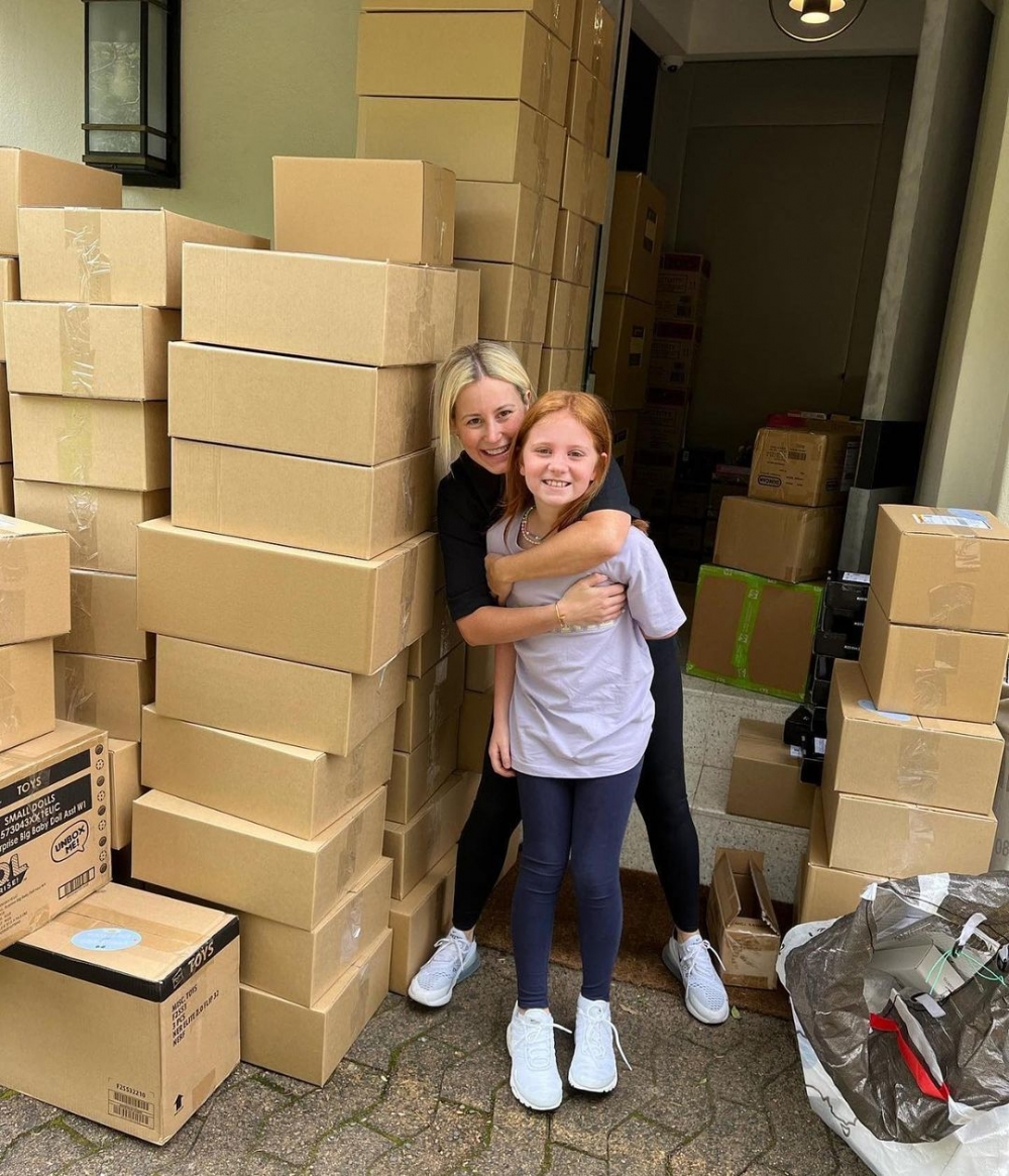 Pixie的母親是澳洲名媛Roxy，兩人共同經營著玩具公司。