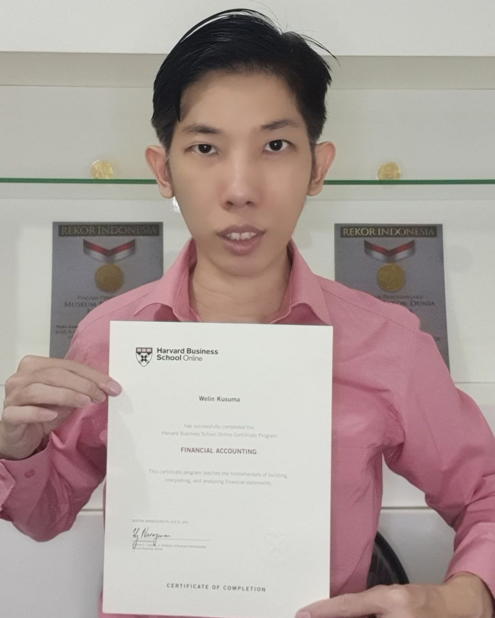 印尼男子古啟麟熱愛學習，目前擁有40個專業學位。