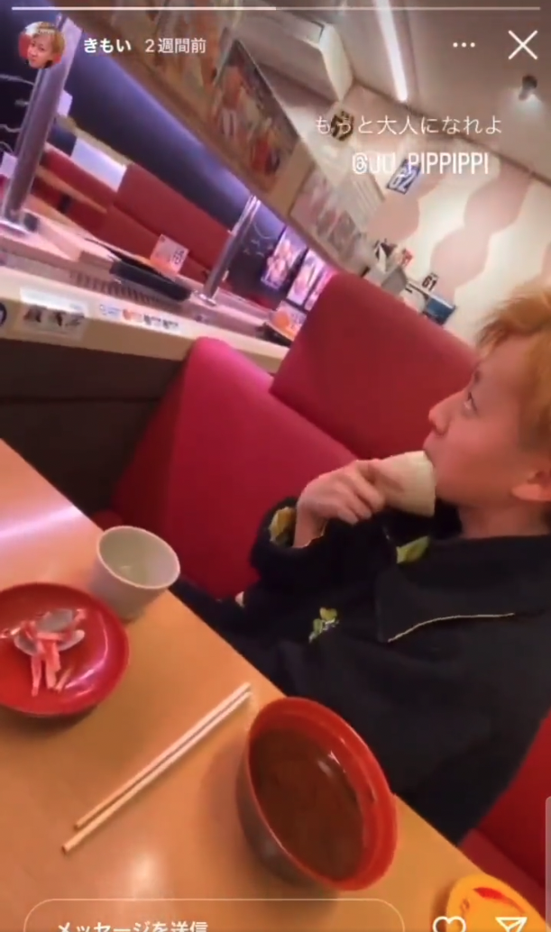 他貪得意拿起上方的茶杯狂舔