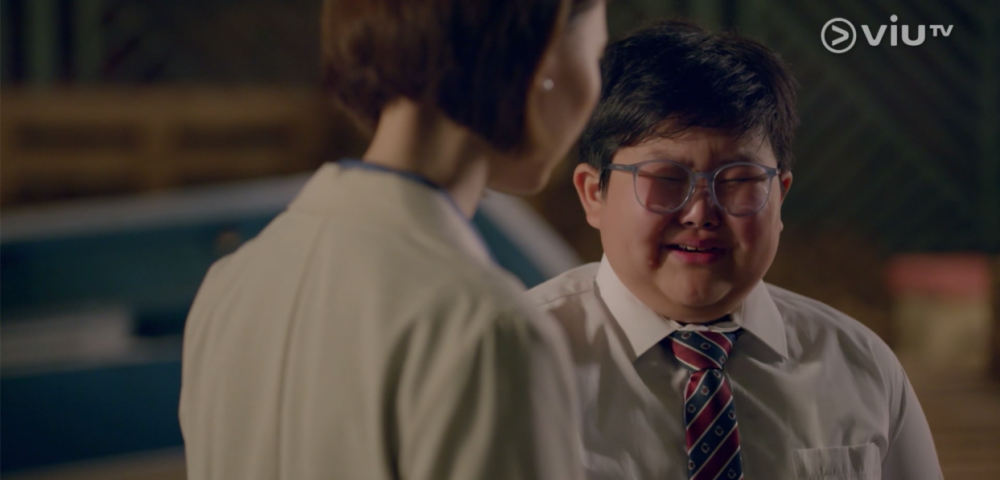 兒子眼見一大堆功課未做過，頓時徹底崩潰