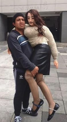 他經常帶Natalia周圍去玩。