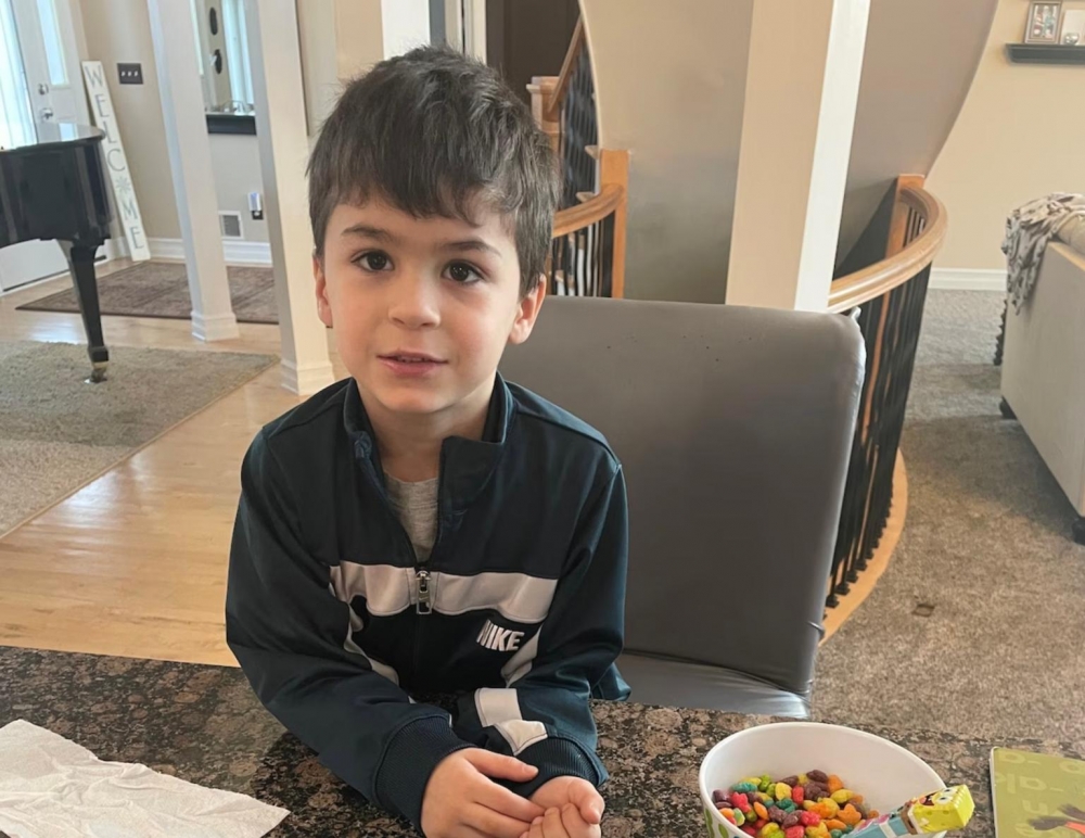 6歲男童Mason擅自用爸爸手機叫天價外賣。