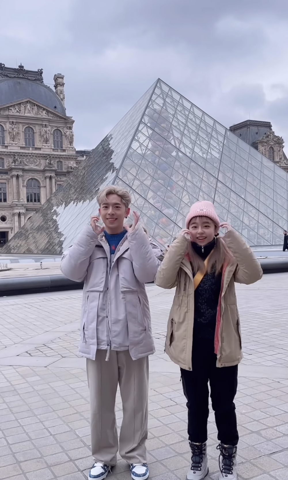 Edan早前去法國巴黎，妹妹也有隨行，兩人同為可風畢業生。