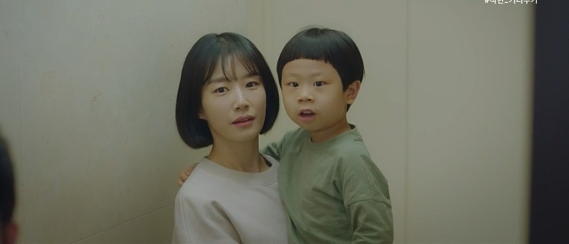 媽媽教導兒子要注意場合