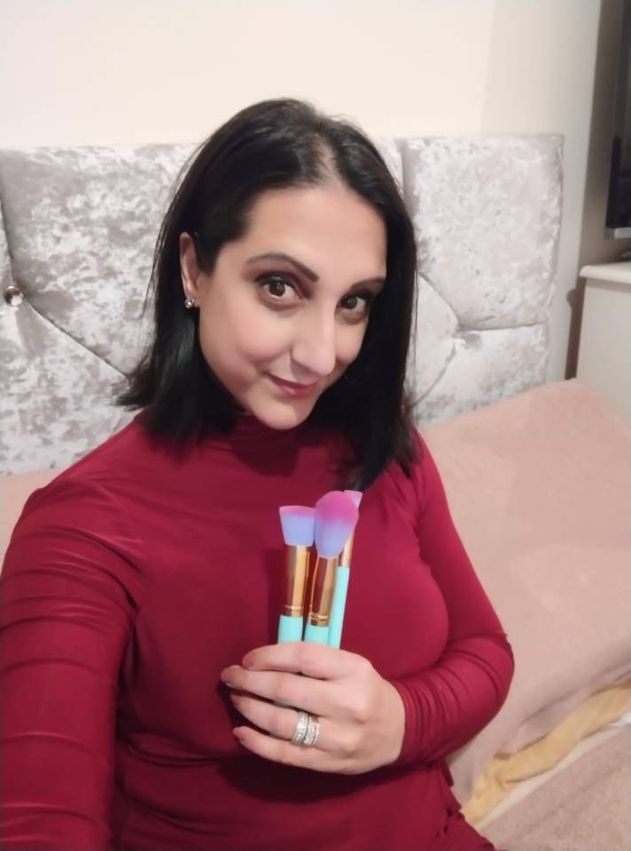 為了維持漂亮外表，Sunny每月都固定花錢在服裝和化妝品上。