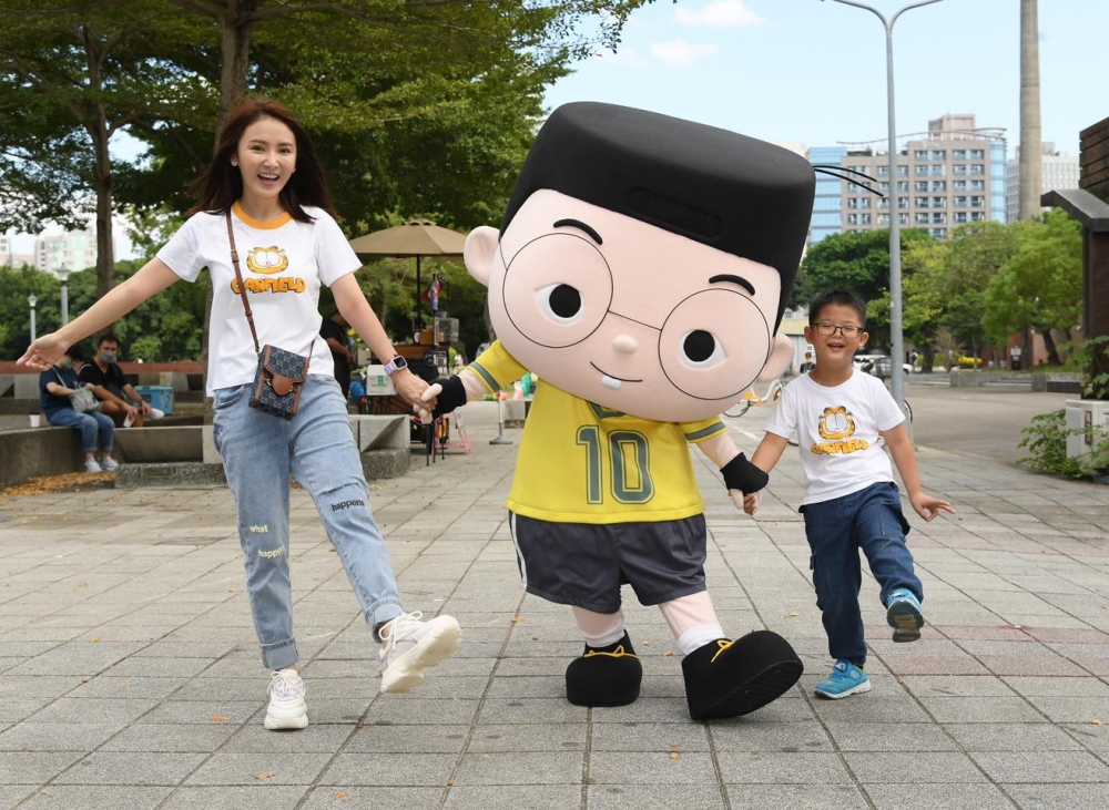 台灣女星陳子玄的兒子,小時候曾被評估有發展遲緩及患有癲癇症。