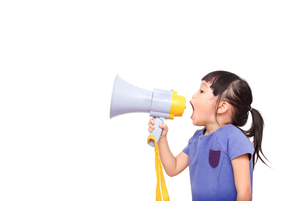 事主形容兩位小朋友聊天的聲量過大,已超出可接受範圍。