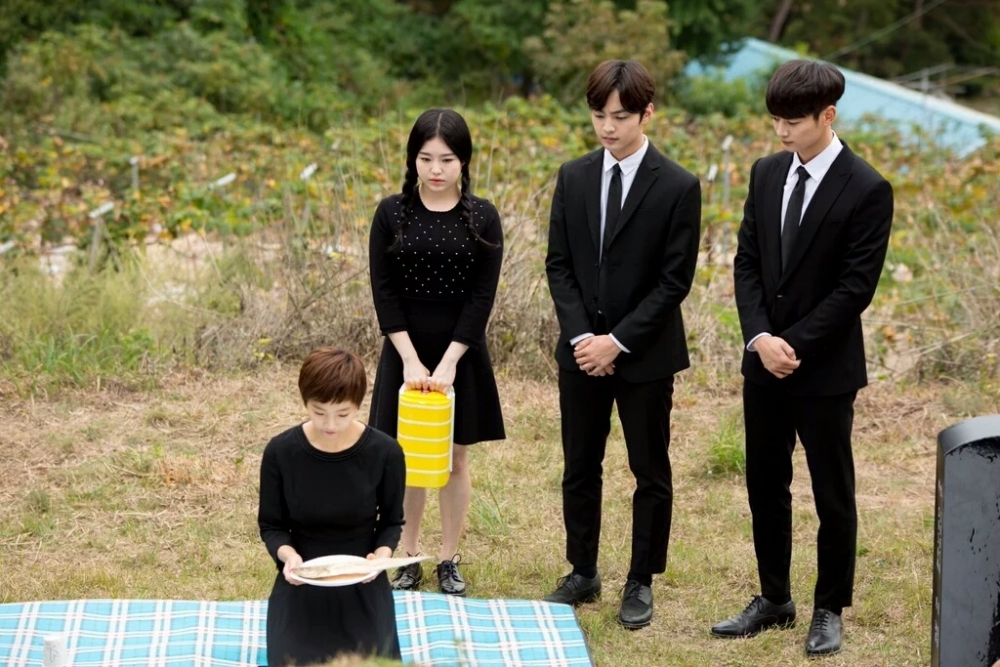 人夫指如果老婆要參加繼父葬禮，另一人就需要在家中照顧孩子。