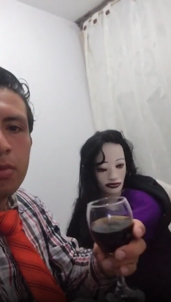 不少網民指片中的Natalia好像在動。