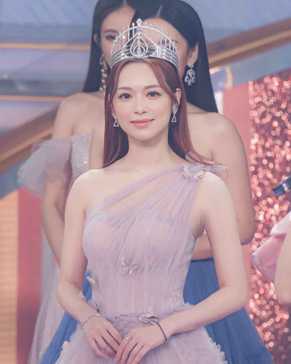 港姐冠軍馮盈盈以美貌和智慧並存聞名