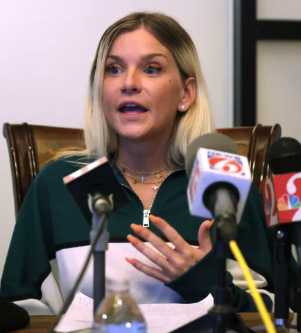 另一家長Victoria也有在「OnlyFans」經營帳號，同樣在Sara兒子的學校擔任學校志願工長達5年，事後被迫離開志願工。