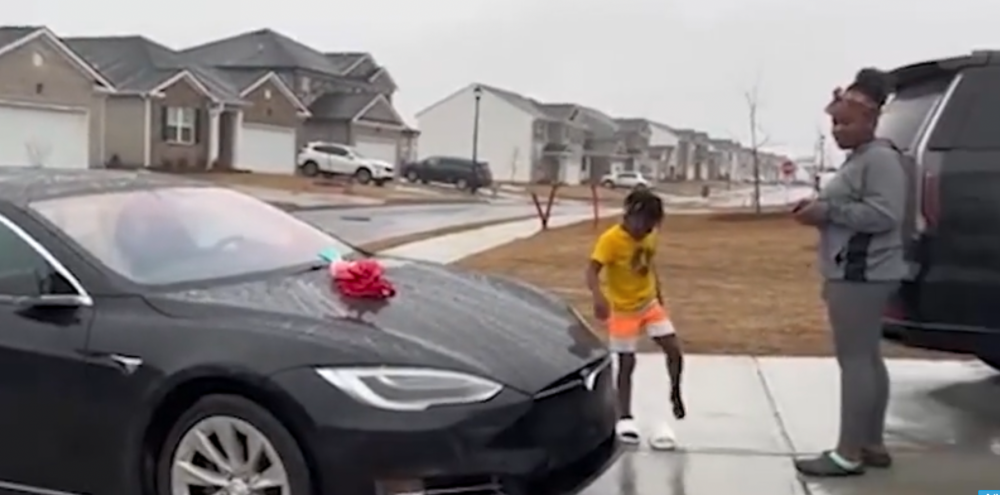 美國一名媽媽為愛女準備了一份名貴的生日禮物:一架全新的Tesla電動車。