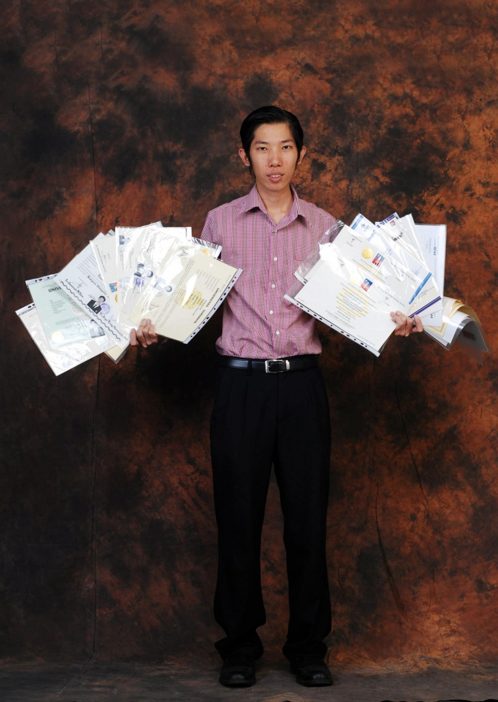 古啟麟曾獲印尼紀錄博物館（MURI）頒發「最多學位紀錄」獎項。