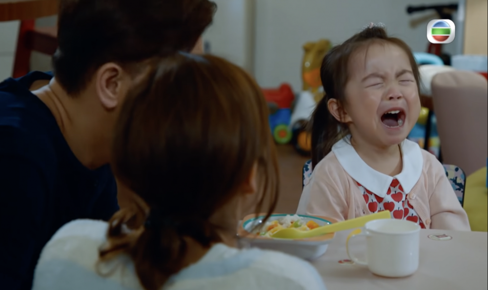 孩子吃飽後失去耐心，在餐廳哭鬧。