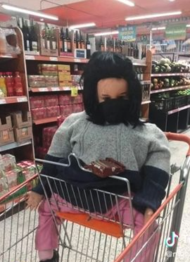 男子有時亦會帶同子女外出。